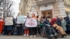 Imagine din 11 martie, atunci când zeci de asistenți personali au protestat în fața primăriei Chișinău împotriva deciziilor autorităților locale care îi lasă pe unii fără salarii, iar pe alții cu doar jumătate.