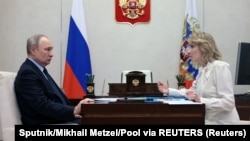 Раніше ці судді видали ордер на арешт президента Росії Володимира Путіна й уповноваженої з прав дитини Марії Львової-Бєлової