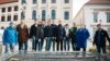 A Momentum parlamenti képviselői és Hadházy Ákos független képviselő a kordonbontás után a Karmelita kolostor előtt 2023. március 14-én