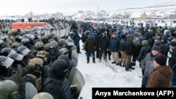 Протестующие и ОМОН в Баймаке. Башкортостан, 19 января 2024 года.