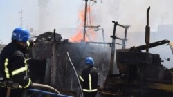 Pompierii sting focul izbucnit la locul lovit de rachetele rusești într-un port maritim din Odesa, în timp ce atacul Rusiei asupra Ucrainei continuă, Ucraina, 23 iulie 2022.