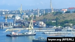 Завантаження крилатих ракет типу « Калібр » на підводний човен у Південній бухті, липень 2022 року
