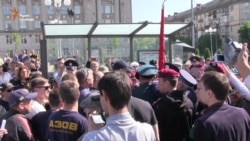 У Черкасах активісти не дозволили розгорнути червоний прапор