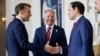 Спецпосланець президента США Стів Віткофф (у центрі) спостерігає за рукостисканням президента Франції Емманюеля Макрона (л) і держсекретаря США Марко Рубіо, Париж, 17 квітня 2025 року
