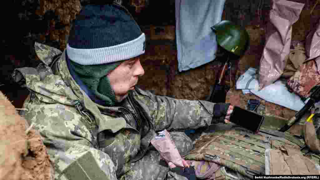 Військові відпочивають на передових позиціях у Донецькій області, 18 квітня 2022 року 