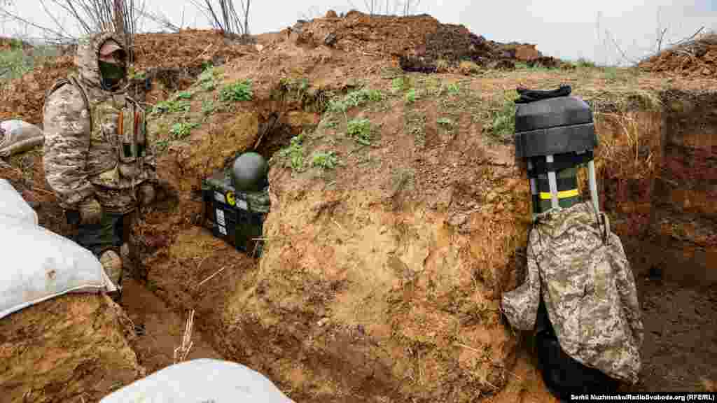 Український військовий стоїть біля протитанкової ракети Javelin на позиції в Донецькій області, 18 квітня 2022 