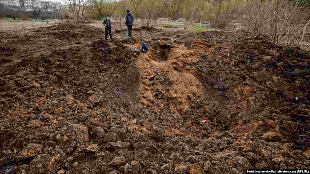 Діти біля вирви від ракетного обстрілу російських військ. Краматорськ, 18 квітня 2022 року 