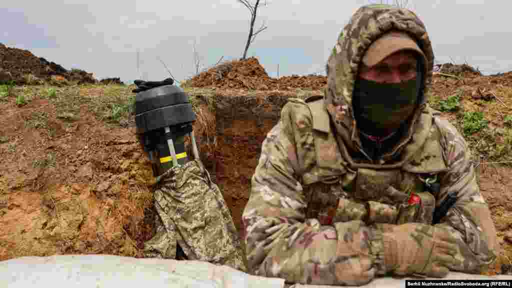 Український військовий стоїть біля протитанкової ракети Javelin на позиції в Донецькій області, 18 квітня 2022 