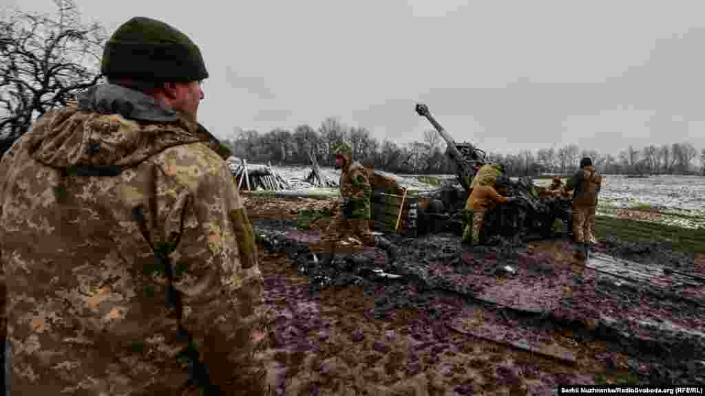«Давай ще один по координатах», – чути хриплий та втомлений голос із рації. Військовий біжить по ще один снаряд