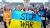 Irina Khoroshayeva (în stânga), după ce a alergat 10 kilometri la semi-maratonul de la Iași, din 17 aprilie. Tocmai se întorsese din Ucraina, unde le-a dus prietenelor voluntare materiale textile pentru confecționarea vestelor anti-glonț.