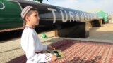 Milli eşikdäki oglan we türkmen gaz geçirijisi (Illýustrasiýa suraty)