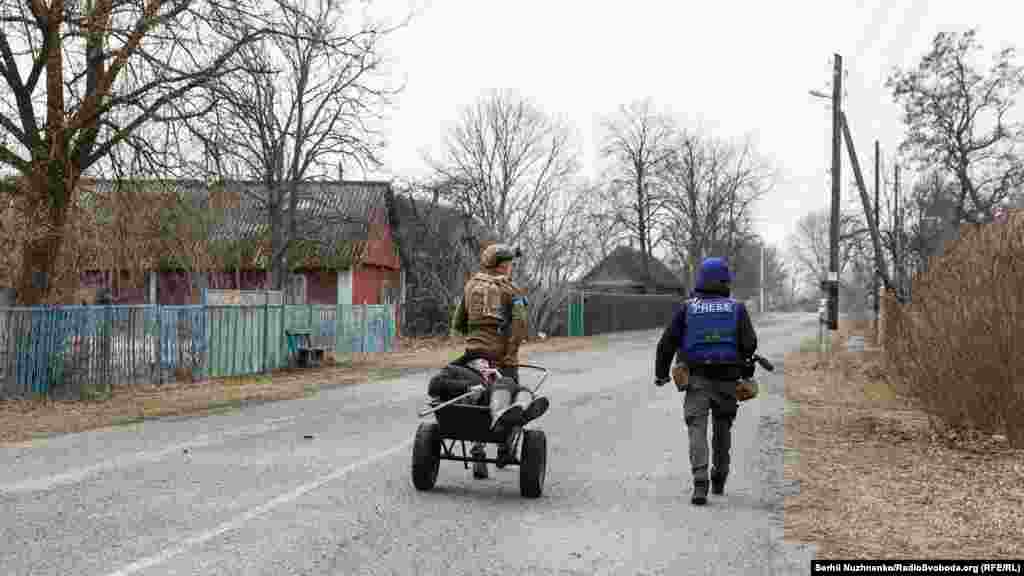Український військовий і журналісти евакуйовують останнього жителя 