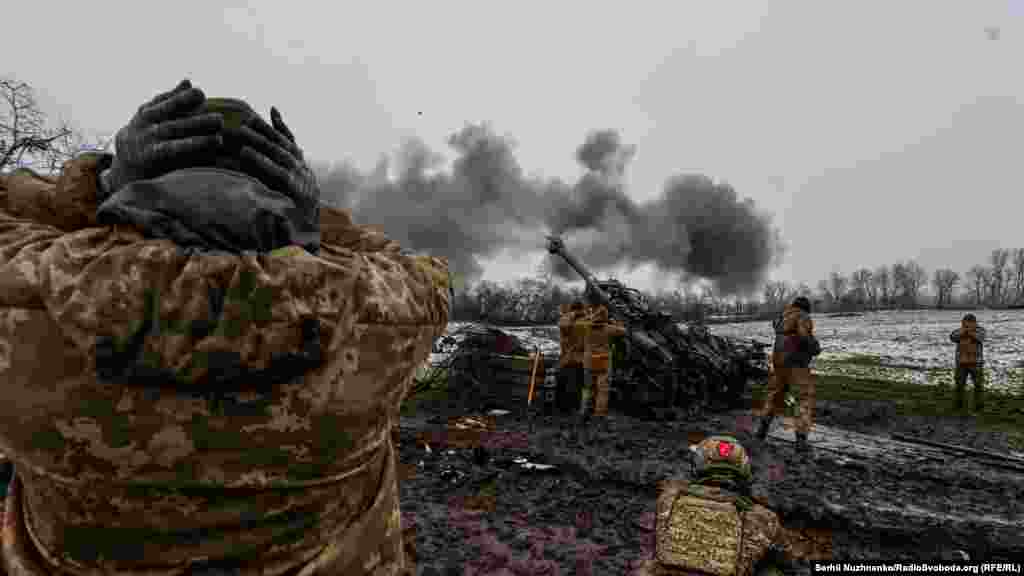 Постріл – і снаряд летить у бік живої сили російської армії, яка намагається штурмувати позиції українських піхотинців