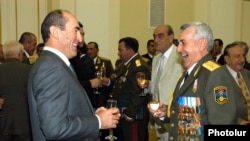 Հայաստանի պաշտպանության նախկին նախարար Միքայել Հարությունյանը և Ռոբերտ Քոչարյանը, արխիվ