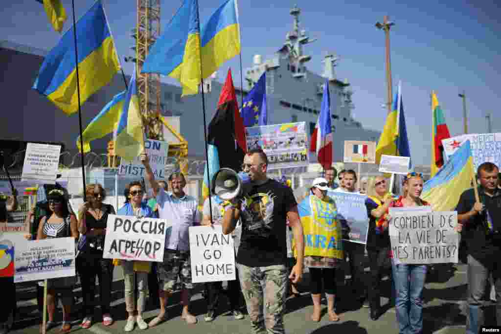 Акція протесту проти продажу Францією кораблів «Містраль» Росії. Франція досі не скасовувала і не зупиняла чинності контракту. Лише було заявлено, що наразі не склалися умови для передачі першого з цих кораблів. Франція, 7 вересня 2014 року 