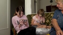 „Vreau ca mama mea să fie în viață”. Două adolescentele ucrainene încearcă să supraviețuiască uciderii mamei lor