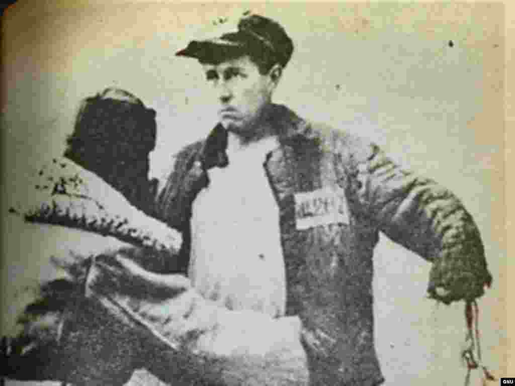Proglašen izdajnikom, 1945. godine Solzhenitsyn je poslan u gulage u Rusiju i Kazahstan na osam godina. Fotografija prikazuje Solzhenitsyna, kao zatvorenika sa oznakom #282. Nakon još tri godine u egzilu u Kazahstanu, vratio se u Rusiju da radi kao učitelj.