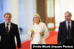 Elena Udrea sosește pentru a participa la ședința Colegiului Național al Partidului Mișcarea Populară (PMP), la Palatul Parlamentului, în Bucuresti, luni, 17 februarie 2014. Foto: Ovidiu Micsik / Inquam Photos.