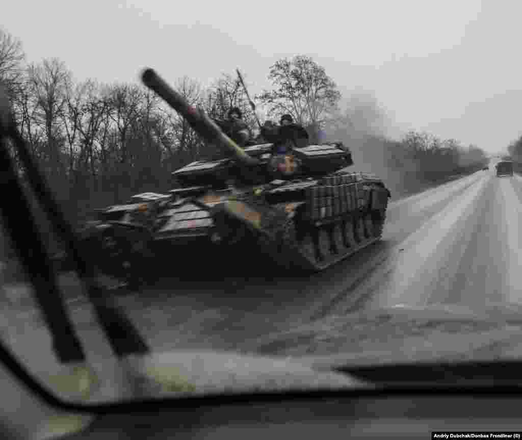 Український танк, сфотографований на околиці охопленого бойовими діями міста. Російські війська вперше досягли околиць Бахмута в липні, перш ніж хід війни, здавалося, змінився на користь України після кількох відступів російських військ 