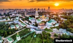 Києво-Печерська лавра – православний монастирський комплекс у Києві. Визначна пам’ятка історії та архітектури. Заснований 1051 року як печерний монастир за межами Києва. Разом із Софійським собором внесений до переліку Світової спадщини ЮНЕСКО