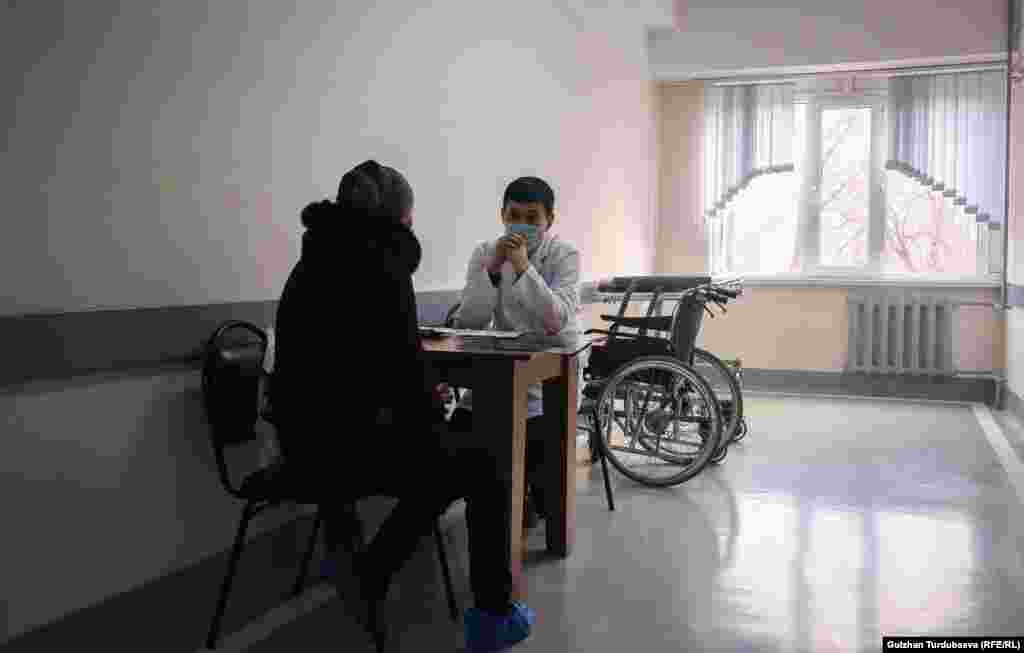 Кыргызстанда жылына үч миңден ашык аялдан онкологиялык оорулар аныкталат. Алардын басымдуу бөлүгү эмчек, жатын моюнчасы жана жумуртка бездеринин рагына чалдыккандар. Оорусу аныкталгандардын жарымынан көбү бир жылга жетпей каза болуп калышат. 