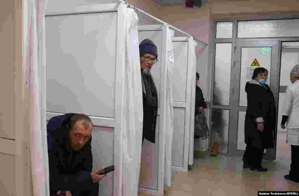 Кезек күткөн бейтаптар. 