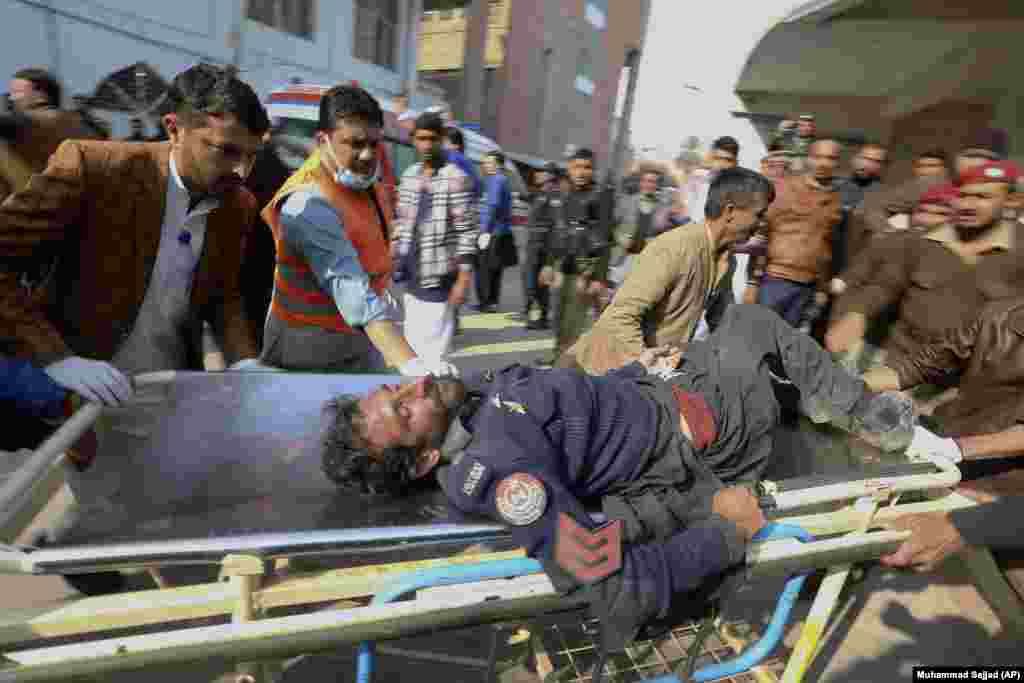 Talibanii pakistanezi din organizația Tehrik-e Taliban Pakistan (TTP) și-au revendicat responsabilitatea pentru atentatul sinucigaș din 30 ianuarie care a avut loc într-o moschee a poliției din orașul Peshawar, din nord-vestul țării. Majoritatea victimelor au fost ofițeri de poliție. &nbsp;