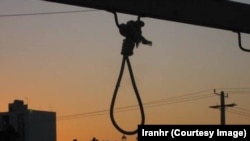 خانواده‌های چهار زندانی سیاسی کًرد یکشنبه هفتهٔ گذشته در برابر زندان اوین تحصن کردند