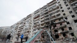Un bloc de locuințe a fost bombardat în cursul zilei de vineri.