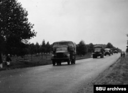 Фотография военной колонны, предположительно снятая Макиненом