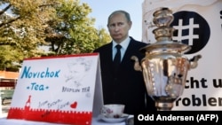 Зображення російського президента Володимира Путіна та самовар із «чаєм «Новачок» під час акції протесту біля посольства Росії в Німеччині. Берлін, 23 вересня 2020 року
