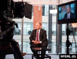 Ministrul de Externe, Bogdan Aurescu, nu are o misiune ușoară în săptămânile de negociere înaintea Consiliului European din decembrie. Dar ridicarea MCV e cu siguranță de mare ajutor. Aici, intervievat la sediul Europei Libere de la Praga, în vara lui 2022.