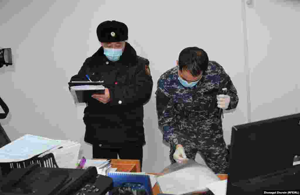 Наразылық акциясынан кейін. Әкімдіктегі кабинеттердің бірінде криминалистер саусақ ізін алып жатыр. Ақтөбе, 7 қаңтар 2022 ж.