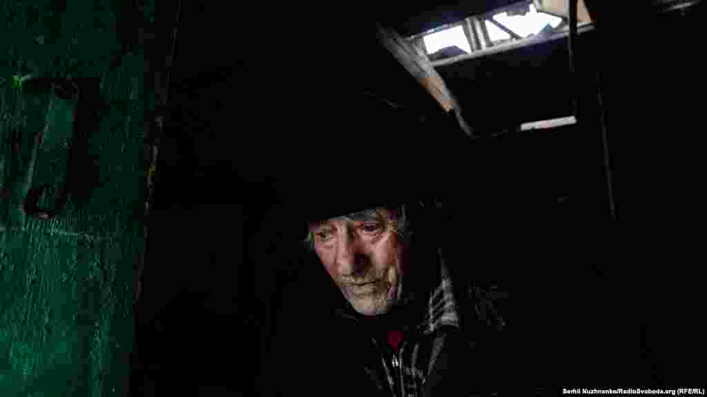 Дід Валентин не втримував сліз, коли полишав свій будинок під обстрілом російської армії 