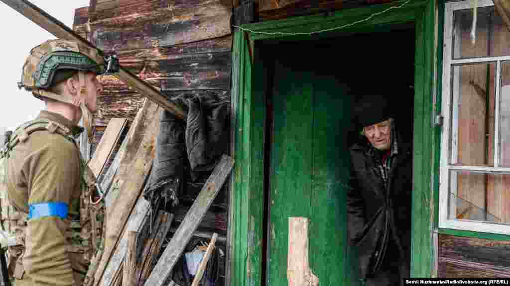 Український військовий вмовляє дідуся евакуюватись 