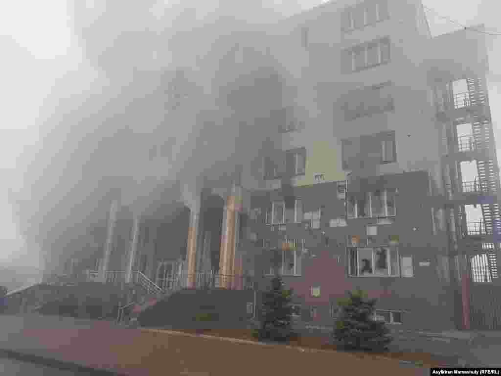"Нур Отан" партиясынын Алматыдагы кеңсеси өрттөлдү. Аталган партияны мурдагы президент Нурсултан Назарбаев 1999-жылы негиздеген. 