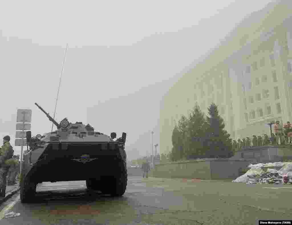 Алматы акимчилигинин алдында турган аскер техникасы. 5-январь, 2022-жыл. 