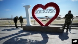 Российские солдаты в оккупированном украинском городе Скадовск, Херсонская область, 20 мая 2022 года