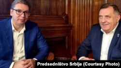 Србија - Српскиот претседател Александар Вучиќ (Л) со членот на Претседателството на Босна и Херцеговина Милорад Додик, 15 ноември 2021 година.