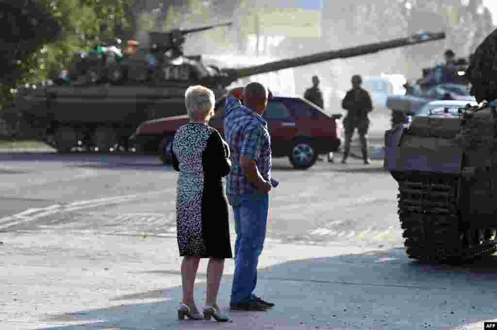 Українські танки на виїзді з Маріуполя, 7 вересня 2014 року