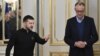 Президент Володимир Зеленський (ліворуч) і лідер німецької партії ХДС/ХСС Фрідріх Мерц у Києві, грудень 2024 року 