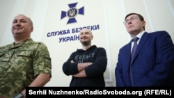 Зліва направо: голова Служби безпеки України Василь Грицак, журналіст Аркадій Бабченко та генпрокурор України Юрій Луценко