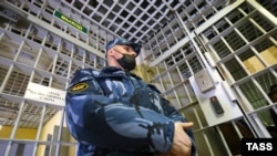 ФСИН-ан урхаллин белхахо талламан изоляторехь, гайтаман сурт