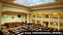 Осталось всего одно чтение, и граждане Евросоюза получат полное право выбирать и быть избранными в парламент, что открывает им, в свою очередь, путь к высоким правительственным креслам