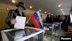 Бир жыл мурда Крымдагы референдумда добуш берип жаткан аял