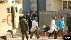 امدادگران به کمک مجروحین در نزدیکی وزارت دادگستری افغانستان شتافتند.