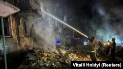 Пожежник працює на місці російського авіаудару у Харкові, 2 жовтня 2024 року. 