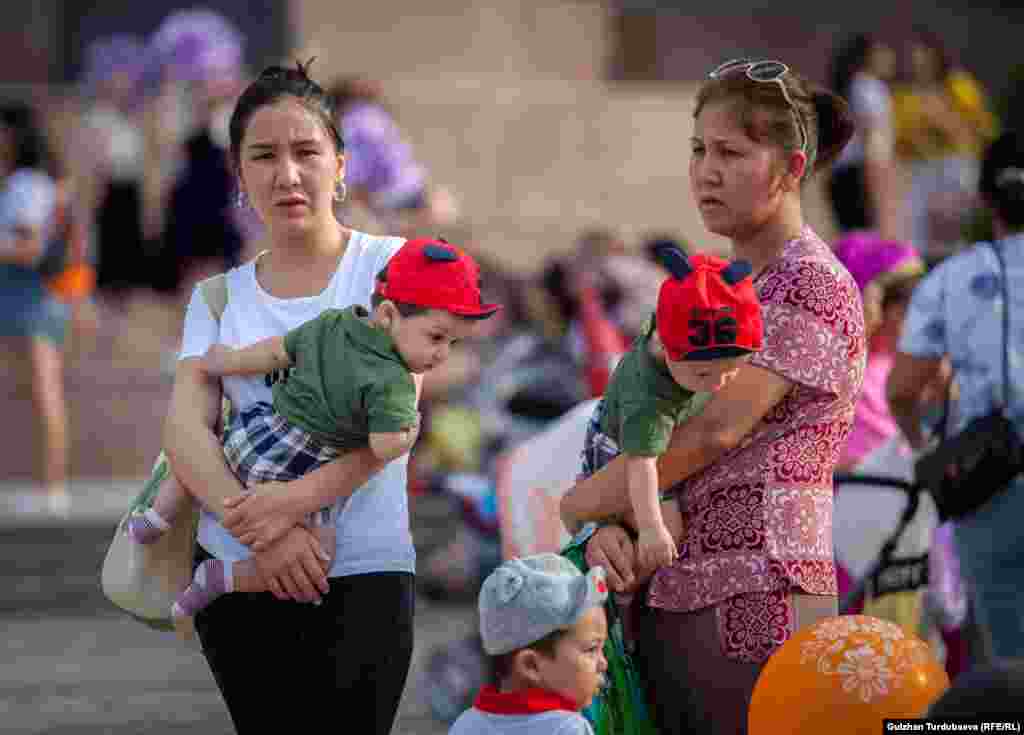 Эгиздердин багуу эки эсе түйшүктүү. 