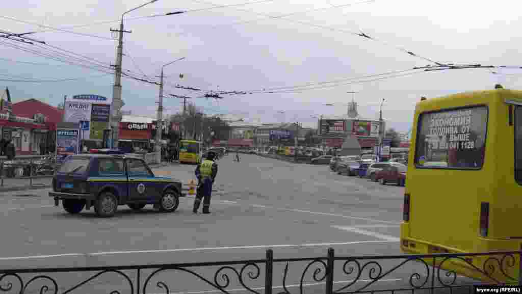 Даішники – останні представники міліції, яких видно в місті. ППС, «Беркут», особовий склад главку, що чергували ще пару днів тому в центрі міста, зникли. Єдина сила, що залишилася на вулицях – «самооборона». «Ввічливі люди» не беруться до уваги, вони ні у що не втручаються, просто мовчки стоять, обвішані автоматами, кулеметами та гранатометами.