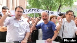 Демонстранты, протестующие против законопроекта возле входа в зал заседаний правительства. Ереван, 10 июня 2010 г.